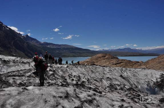 Caminhando no gelo sujo do glaciar Viedma, no Parque Nacional Los Glaciares, região de El Chaltén, no sul da Argentina